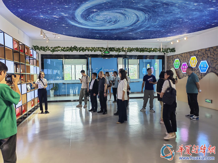 采访团一行参访恒口示范区毛绒玩具文创产业基地。