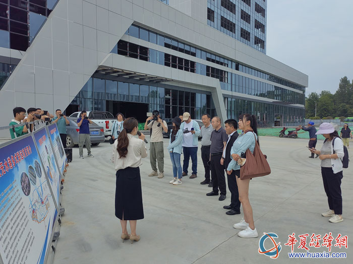 在安康无水港建设项目工地，采访团一行认真倾听项目介绍。