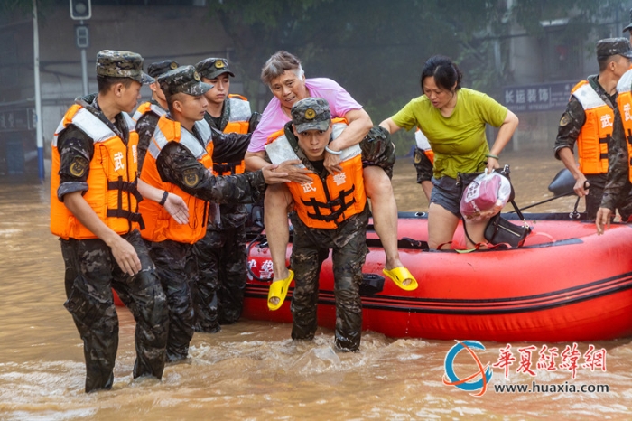 图4：6月19日，武警广西总队桂林支队官兵将受困群众背至岸上。施晨洲 摄_副本