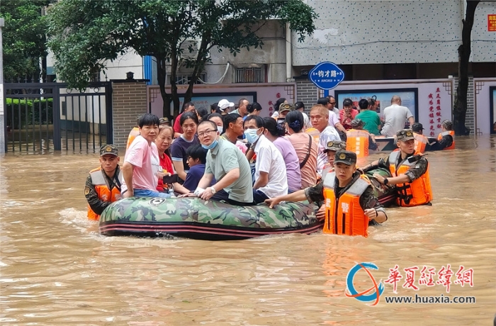 图3：6月19日，武警广西总队桂林支队官兵在桂林市南溪山医院转移受困群众。张辰飞 摄_副本