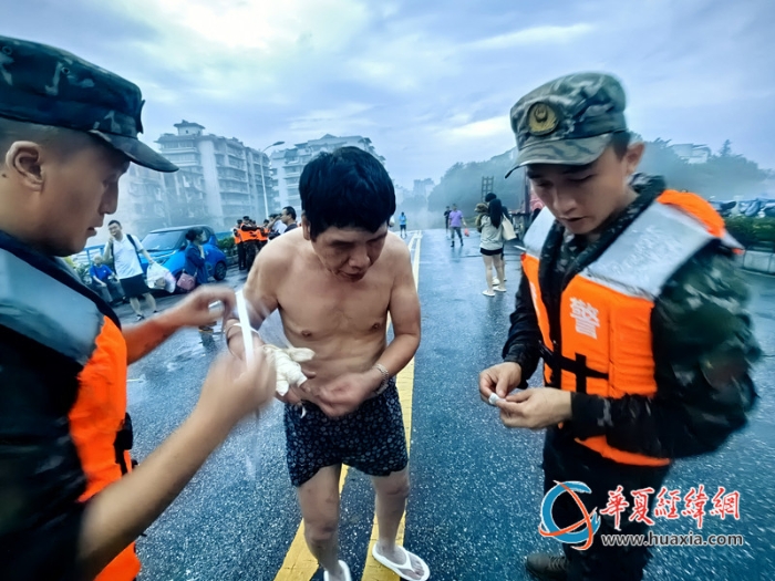 图5：6月19日，武警广西总队桂林支队官兵为受伤群众包扎伤口。刘晨 摄_副本