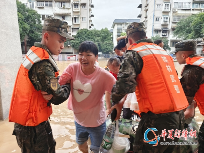 图2：6月19日，武警广西总队桂林支队官兵扶获救群众安全上岸。张辰飞 摄_副本