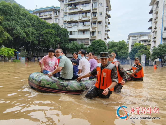 图1：6月19日，武警广西总队桂林支队官兵在桂林市南溪山医院转移受困群众。张辰飞 摄_副本