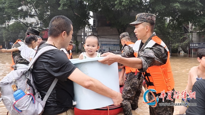图8：6月19日，武警广西总队桂林支队官兵用桶托着小孩安全上岸。农文尖 摄_副本