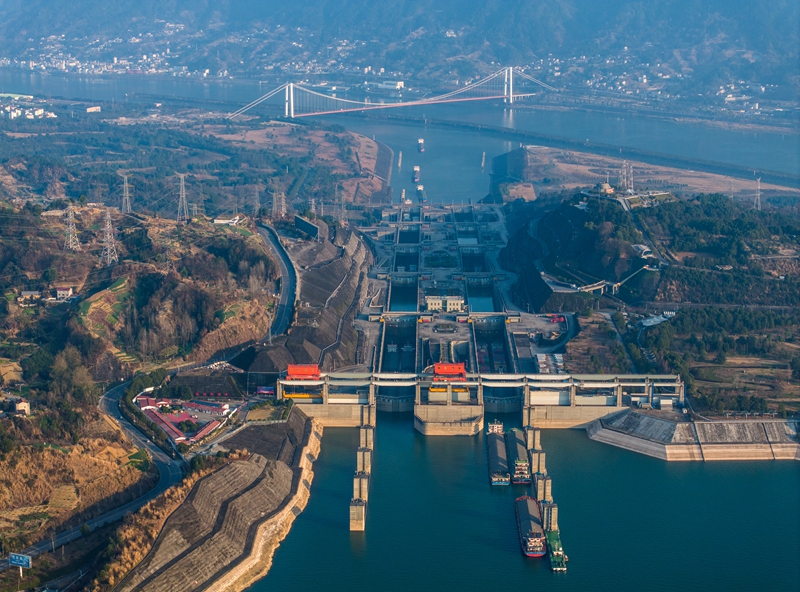 2024年1月11日，在湖北省宜昌市，船舶有序通过三峡双线五级船闸（无人机照片）。（图源：新华社）