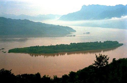 三峡工程于1994年12月14日正式开工，工程采用分期导流方式，分三期进行施工，以中堡岛为分界点向两侧延伸，分别修建左岸和右岸大坝。这是中堡岛的原始地貌（资料照片）。（图源：新华社）