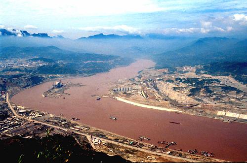 1997年10月上旬拍摄的三峡工地全景图。当年，三峡工程成功实现大江截流，工程顺利转入二期施工。（图源：新华社）