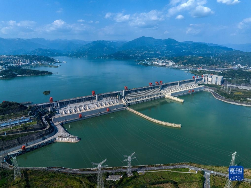 2023年10月20日在湖北省宜昌市秭归县茅坪镇拍摄的水位上涨后的三峡水库（无人机照片）。（图源：新华社）