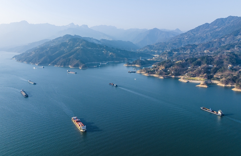 2024年1月11日，船舶行驶在三峡大坝上游湖北省宜昌市秭归县水域（无人机照片）。（图源：新华社）