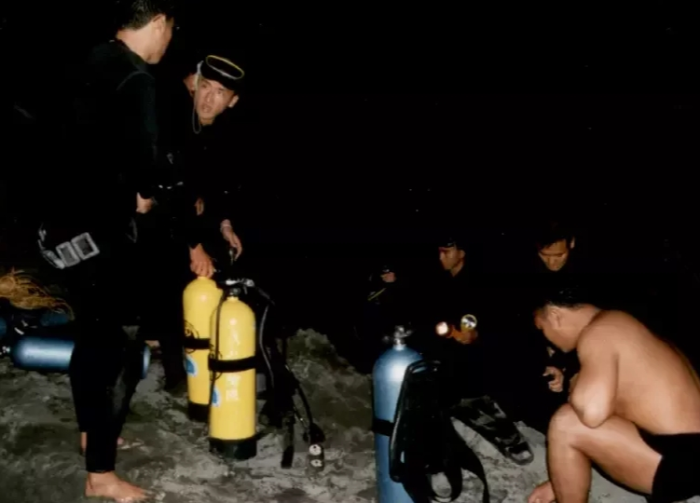 图为台军海陆水中爆破部队潜水人员冒着夜晚危险在高屏溪中出任务的情形