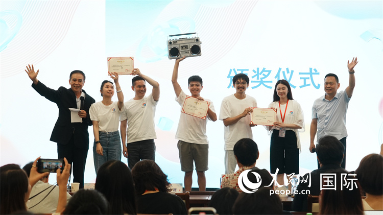 参加首届海峡两岸青年短视频微短剧交流研访活动的学生代表获颁结业证书