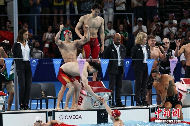 当地时间8月4日，巴黎奥运会男子4×100米混合泳接力决赛中，由徐嘉余、覃海洋、孙佳俊、潘展乐组成的中国队获得金牌。这是中国游泳队巴黎奥运会第2枚金牌。