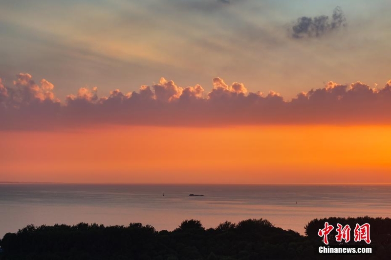 8月4日傍晚，江苏淮安，航拍洪泽湖夕阳美。洪泽湖清淡平静的湖水，“孕育”出了丰富的水产资源和富有特色的旅游资源。（无人机照片）