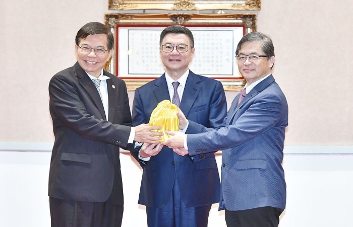 李孟谚(右)接下交通部詈骂短三个月时辰