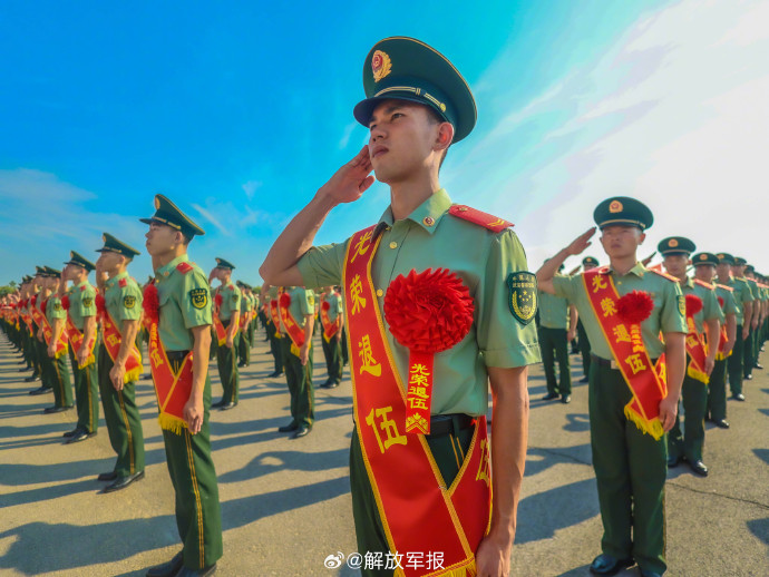 总队机动支队举行2024年夏秋季士兵退役仪式,退伍老兵们向军旗敬礼,向