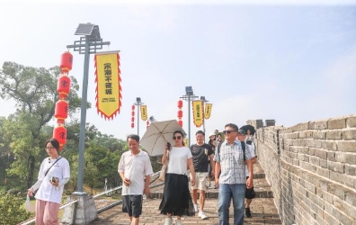 两岸媒体人登上宋代古城墙参观