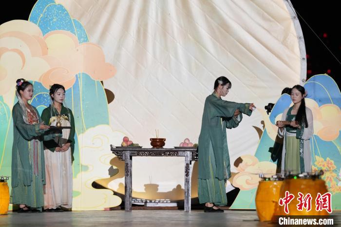 长沙基层劳动者吃合拢宴、观祭月礼迎中秋节