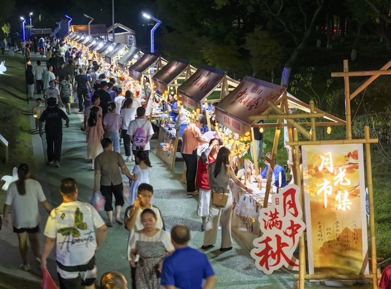 9月15日，搭客在江苏省泰兴市龙河湾公园逛“蟾光市集”（无东谈主机像片）。（图源：新华社）