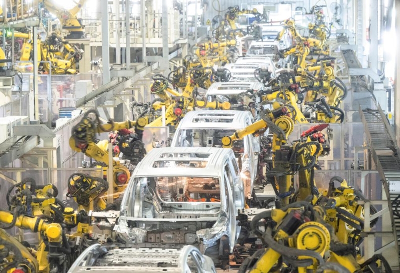2024年4月1日，在位于湖北武漢經開區(qū)的嵐圖汽車電動化焊裝車間，機器人在流水線上作業(yè)。（圖源：新華社）