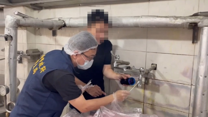 高雄市卫生局前往中正预校，采集烹煮现场检体送验