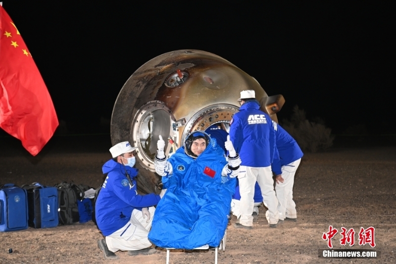 神舟十八号载人飞船返回舱成功着陆