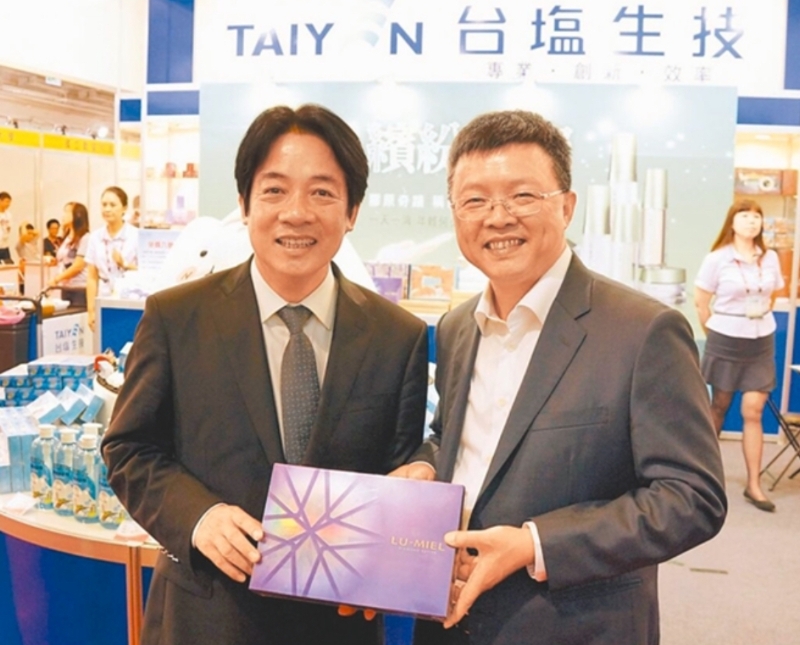 图为2016年时任台南市长赖清德（左）与台盐前董事长陈启昱（右）。（图源：台湾“中时新闻网”）