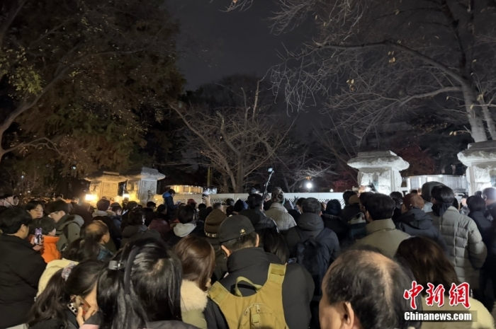当地时间12月3日晚间，韩国总统尹锡悦发布紧急戒严令。韩国国会4日凌晨召开全体会议，表决通过要求解除紧急戒严的决议案。图为4日凌晨韩国国会门口聚集的大批人群。<a target='_blank' href='/'>中新社</a>记者 刘旭 摄