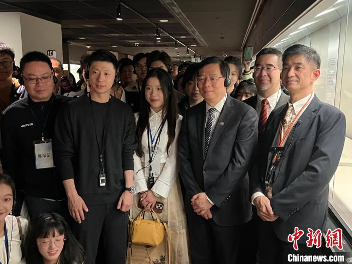 11月30日，大陆高校师生赴台访问团参观台北故宫博物院。中新社记者 路梅 摄