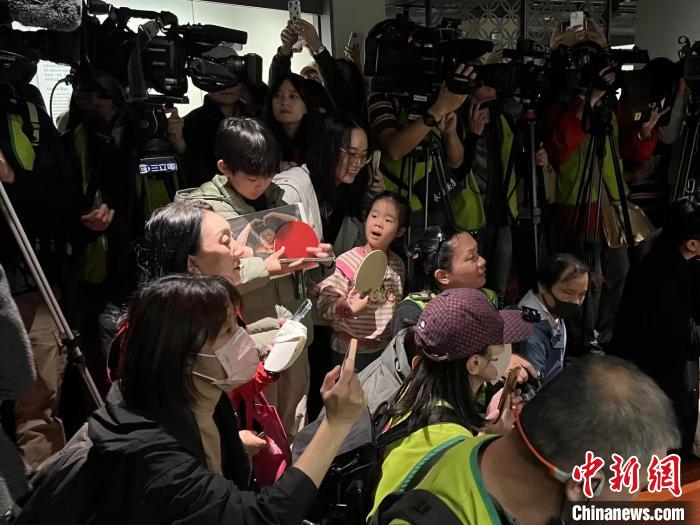 11月30日，有台湾民众到台北故宫博物院欢迎大陆高校师生赴台访问团，其中包含热情的大小球迷。中新社记者 路梅 摄