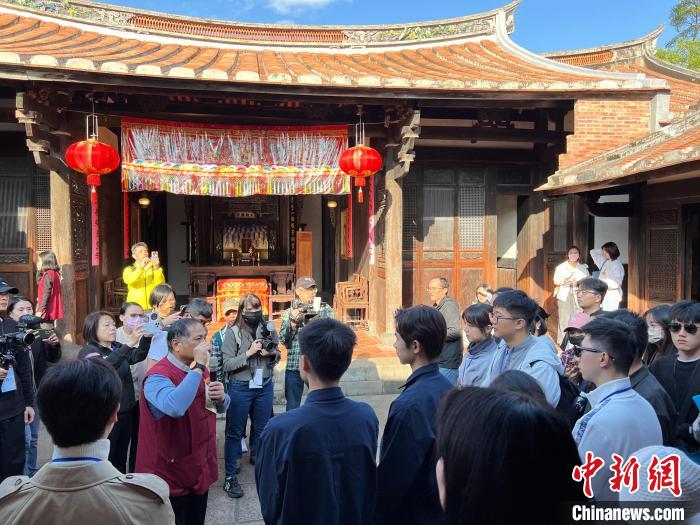 11月28日，大陆高校师生团在台北参观林安泰古厝民俗文物馆。中新社记者 路梅 摄