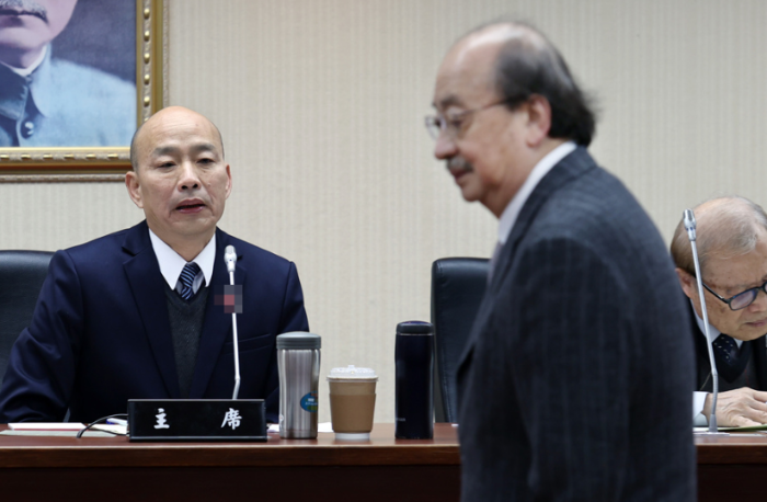 立法院长韩国瑜（左）、民进党团总召柯建铭（中右）