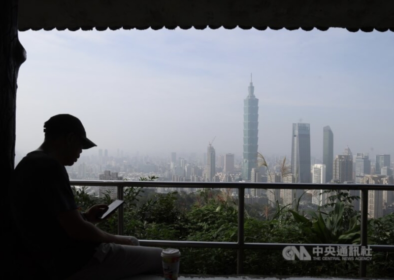 图为远眺台北101大楼一景，天空一片灰濛濛。（图源：台湾“中央社”）