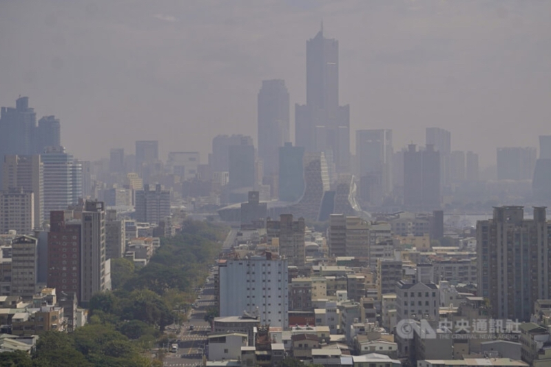 台环境部门日前公布的监测结果显示各项空污污染物浓度均下降，但环保团体质疑数据可能被低估。（图源：台湾“中央社”）