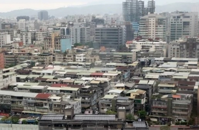 台湾多地常见满城铁皮屋顶、凌乱的招牌和不按牌理出牌的建筑配置。（图源：台湾“联合新闻网”）