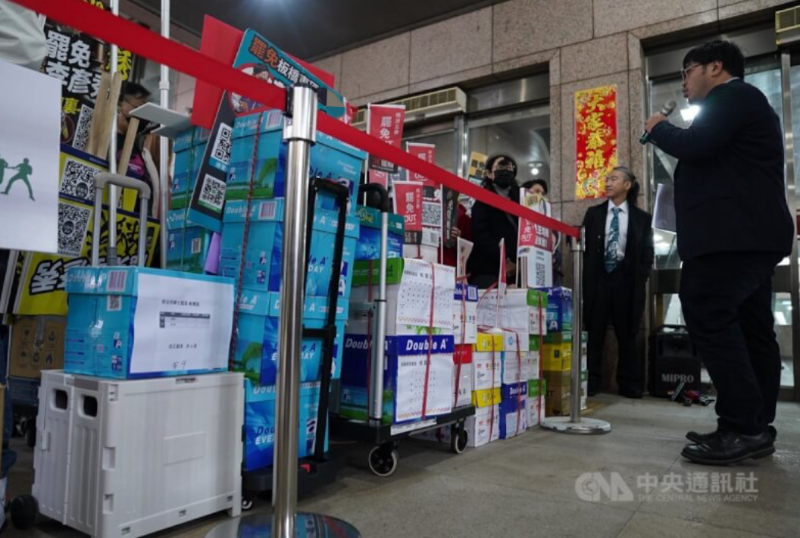 民进党不堪在台立法机构连连挫败，在岛内发动“大罢免潮”。图为罢免团体前往台选务部门送件。（图源：台湾“中央社”）