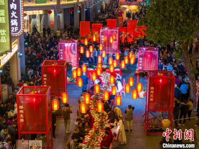 实拍广西梧州元宵文旅团圆晚宴民众品美食赏美景