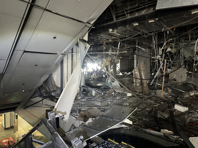 台中市新光三越百货大楼13日发生爆炸，事发后内部满目疮痍。（图源：台湾“中时新闻网”）