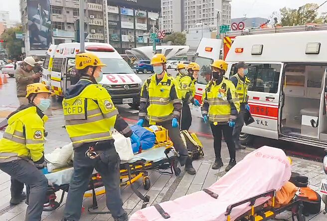 台中市新光三越百货大楼13日发生爆炸，消防人员赶赴现场急救。（图源：台湾“中时新闻网”）