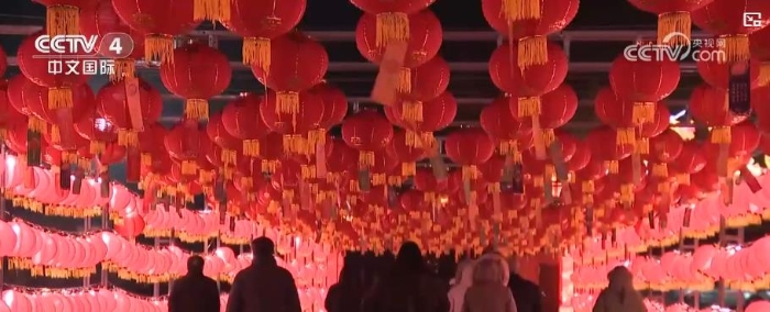 北京多地举办民俗表演和赏灯夜游活动