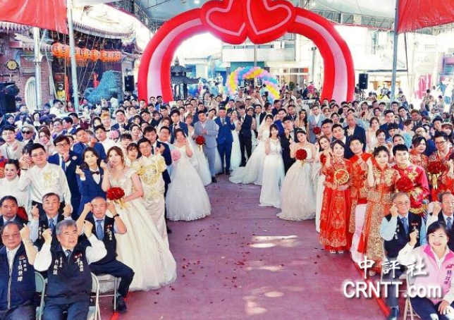 86对新人在台中乐成宫前喜结连理