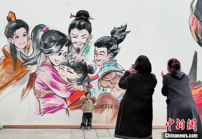 《哪吒2》主题墙绘亮相杭州西湖畔