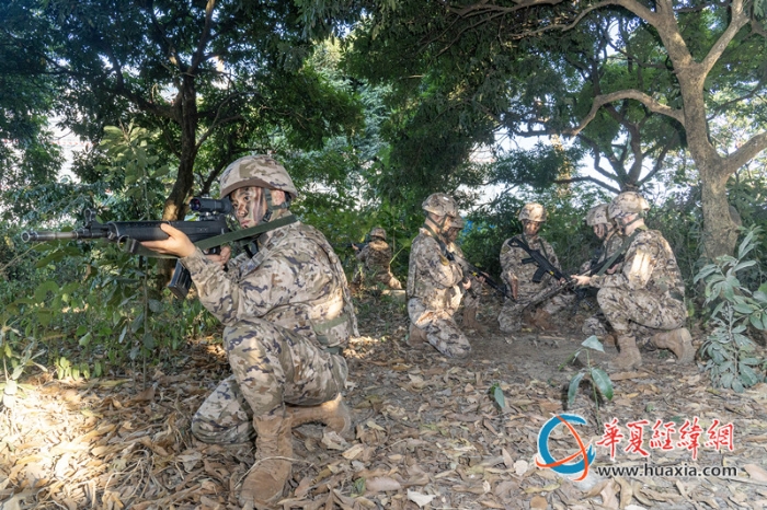 1、 武警官兵利用无人机侦察战场环境。_副本
