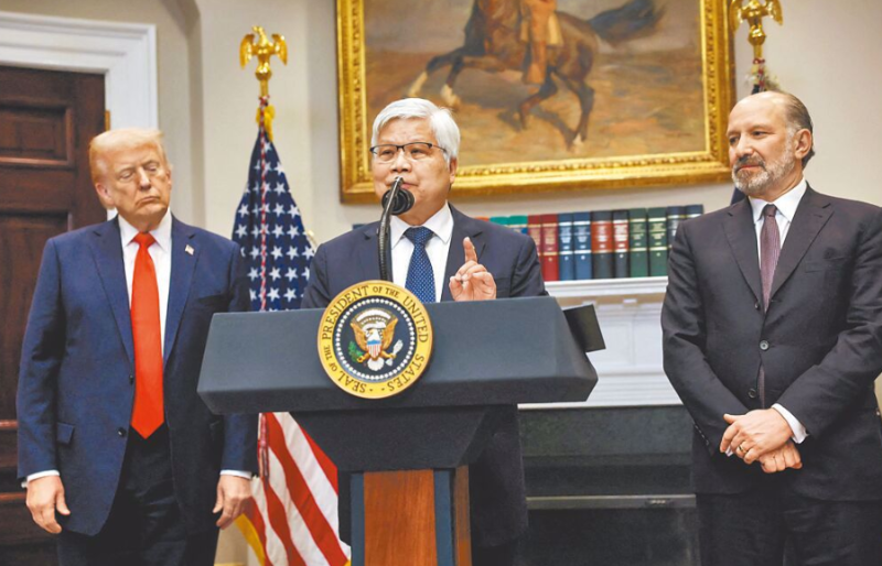 美国总统特朗普（左）与台积电董事长魏哲家（中）于美东时间3日在白宫召开记者会，宣布台积电将加码1000亿美元投资美国。图右为美国商务部长卢特尼克