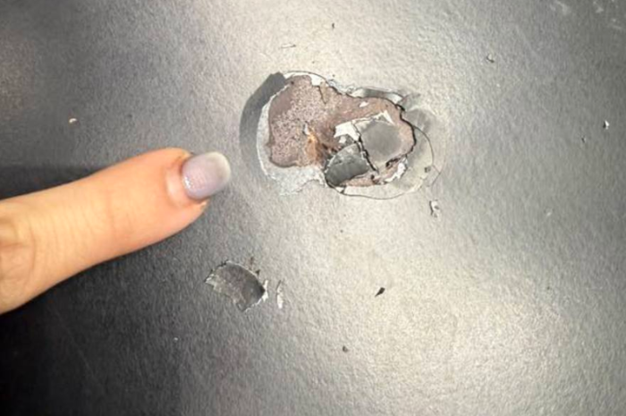 图为被柯建铭用拐杖敲打后的桌子