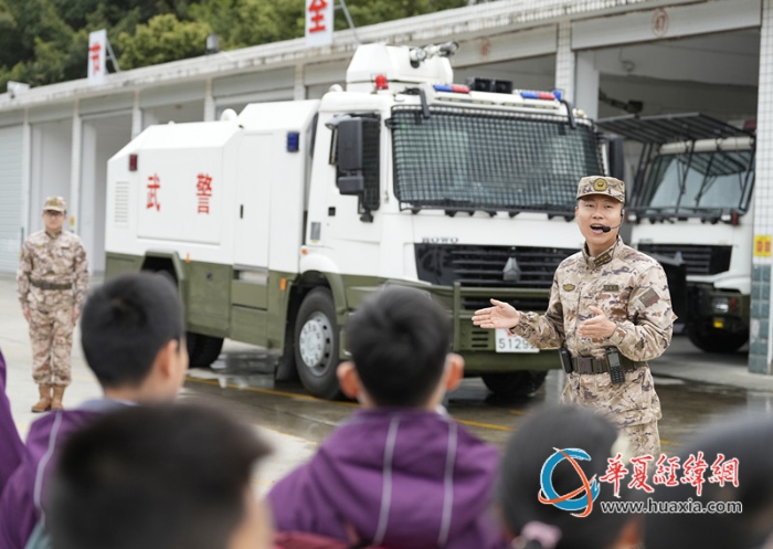 介绍车辆功能。王松青 摄_副本