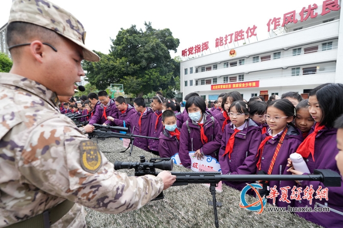 介绍武器装备性能。王松青 摄_副本