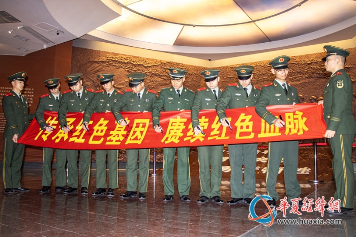 1.武警官兵在条幅上签字表决心。李笑仙 摄_副本
