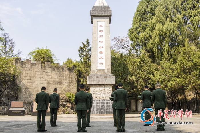2.武警官兵在革命烈士陵园缅怀先烈。张辰飞 摄_副本