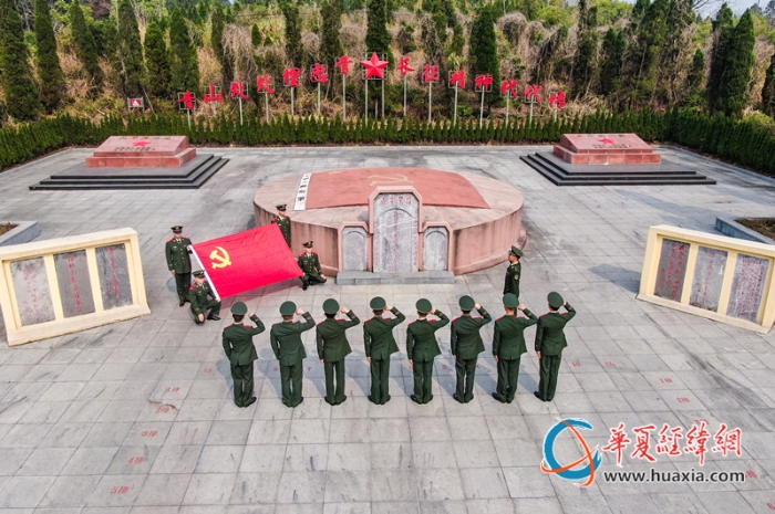 3.武警官兵在红军烈士墓前重温入党誓词。李笑仙 摄_副本
