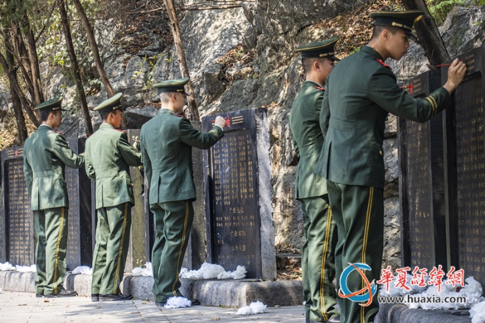 5.武警官兵为红军烈士墓碑描红。屠凌烽 摄_副本
